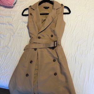 Sleeveless trench-coat jacket